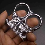 All-metal life-saving tool two-fingered cartoon anti-wolf self-defense key pendant survival hand buckle white bone essence two-fingered tiger - immagine 2