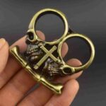 Cartoon white bone essence anti-wolf two-finger ring all-metal life-saving tool self-defense key pendant survival hand buckle two-fingered tiger - immagine 2
