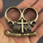 All-metal life-saving tool two-fingered cartoon anti-wolf self-defense key pendant survival hand buckle white bone essence two-fingered tiger - immagine 4