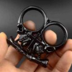 Cartoon white bone essence anti-wolf two-finger ring all-metal life-saving tool self-defense key pendant survival hand buckle two-fingered tiger - immagine 3
