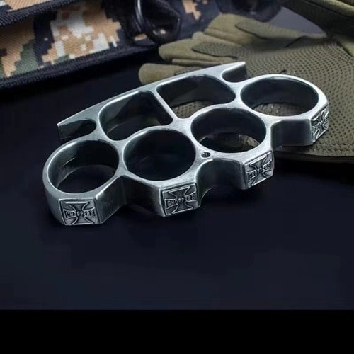 Self-defense-wolf-Brass-knuckles-finger-jab-vehicle-mounted-escape-device-ring-ring-thickened-hand-brace-3.jpg_640x640-3.jpg Self-defense wolf Brass knuckles finger jab vehicle mounted escape device ring ring thickened hand brace fist buckle - 6 - immagine 1
